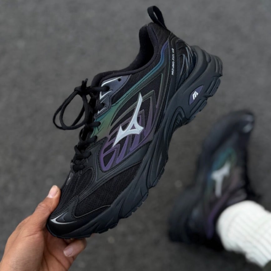 【爆款！預訂】Mizuno FIYI V2 “Black Iridescent” 黑銀黑炫彩 復古運動鞋慢跑鞋黑｜d1gh241502