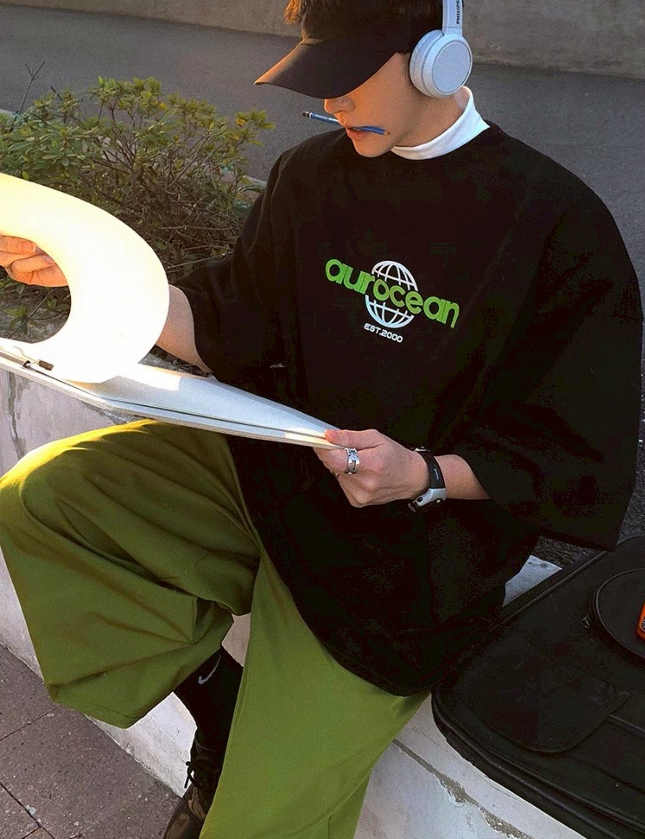 【現貨】撞色現代感地球短T