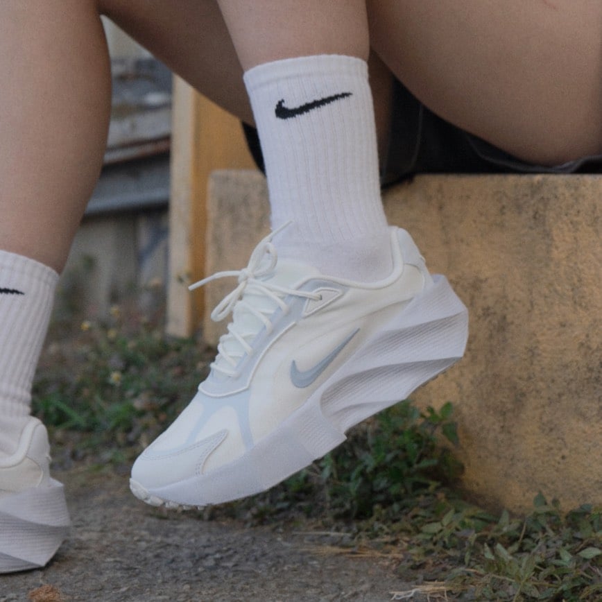 【全新爆款!】Nike Aura Edge 液態雲朵 白灰藍 米白 女款｜HQ7025-103