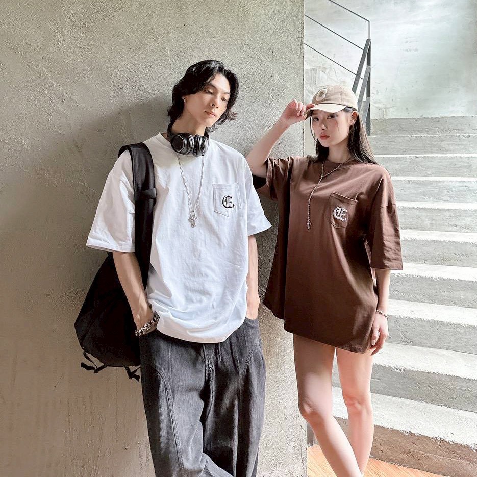 【現貨】哥德字刺繡口袋短T