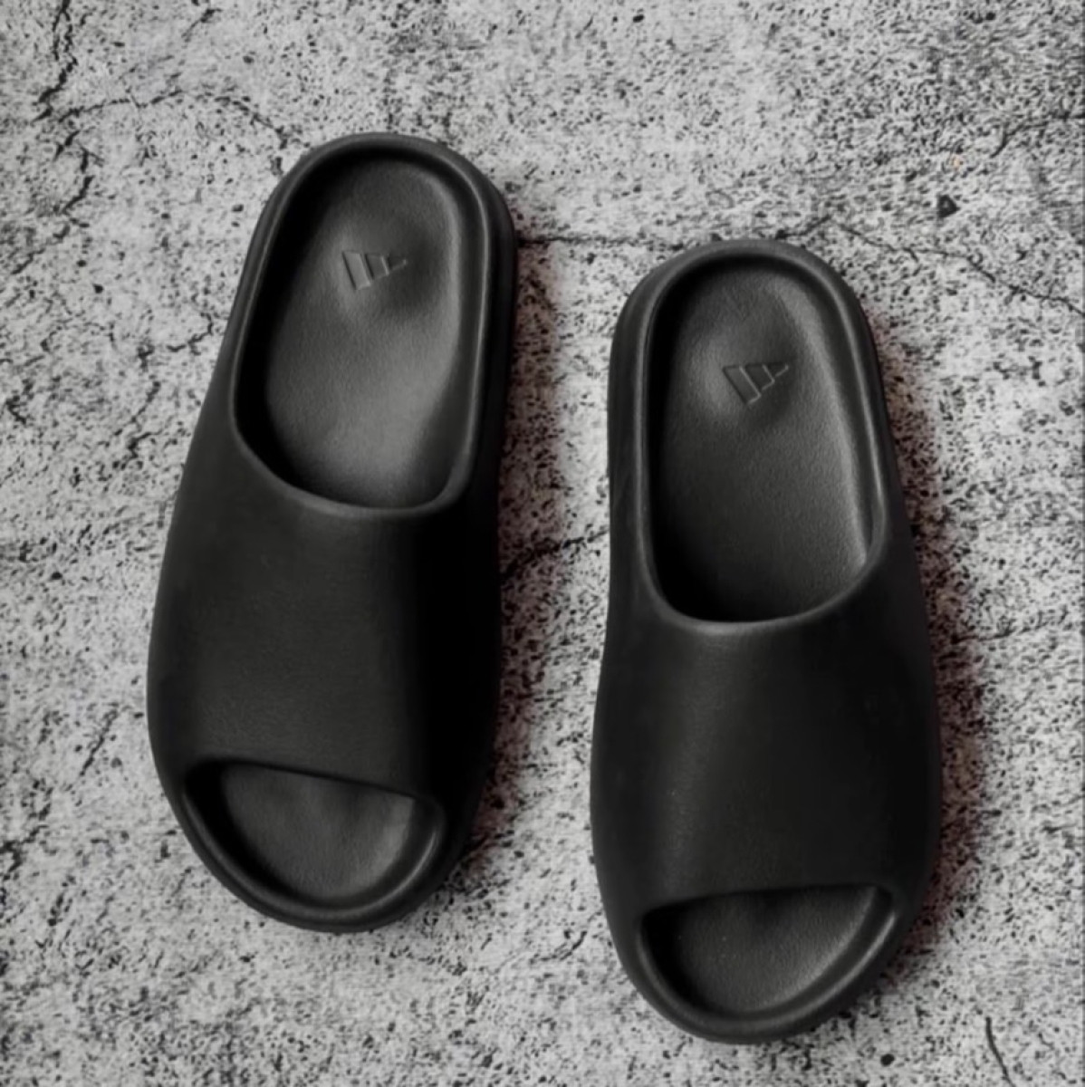 【現貨】Adidas Yeezy Slide Boost Onyx 黑魂 全黑 防水拖鞋｜HQ6448