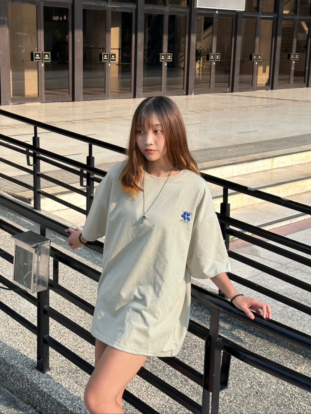 【現貨】刺繡對焦框花朵印花短T