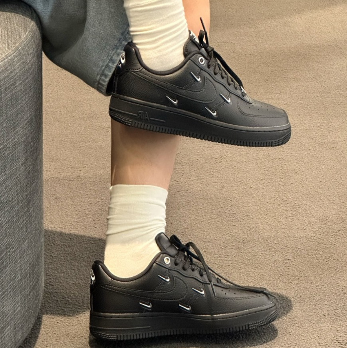 【超殺黑魂上線】Nike Air Force 1 Low WMNS 黑魂四銀勾｜HQ1180-001