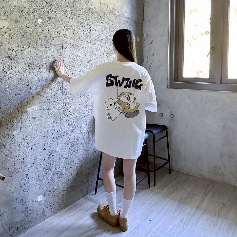 【SORONA® 涼感現貨】SWING柴犬鞦韆塗鴉感短T