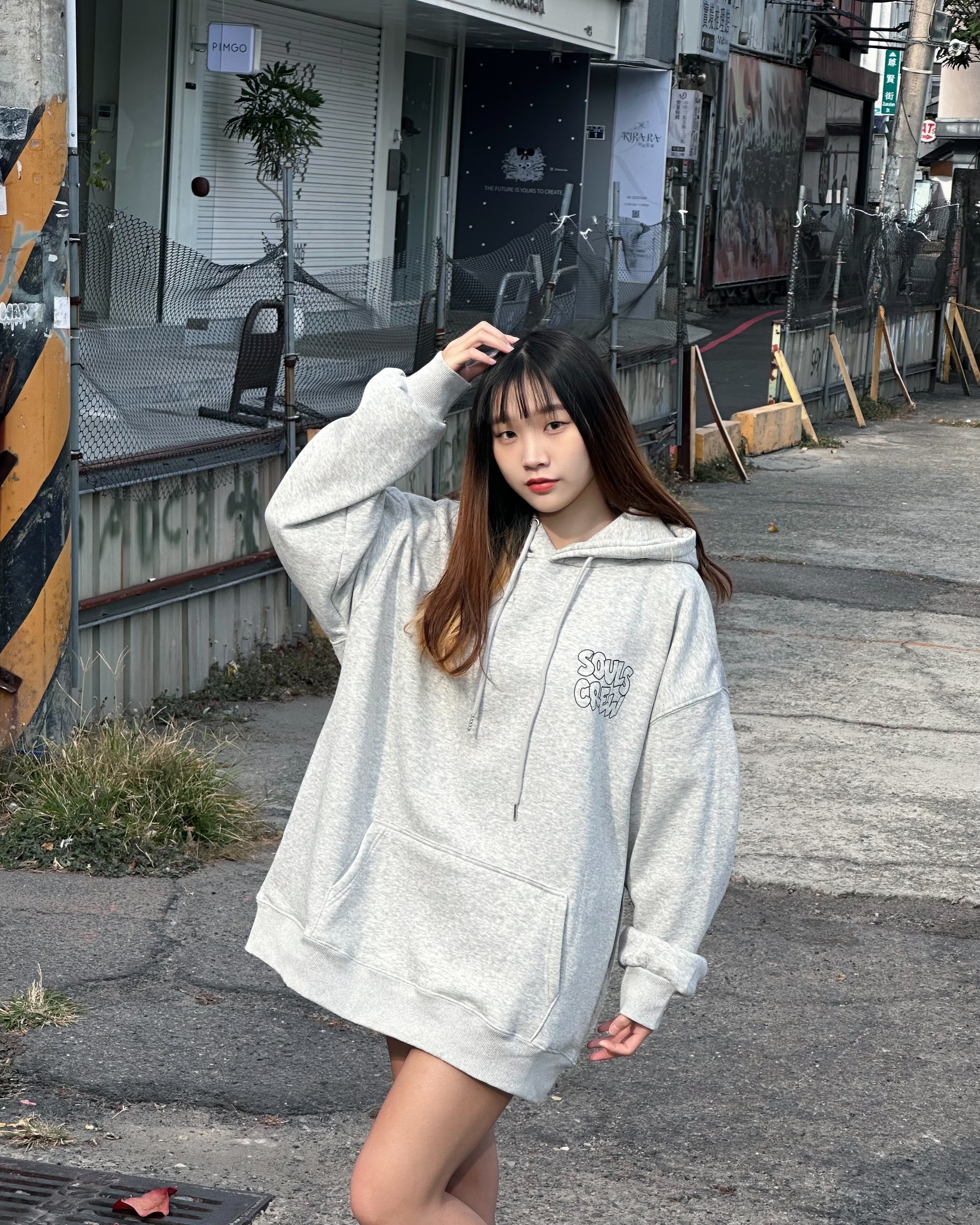 【現貨】簍空字母牛奶絨帽T