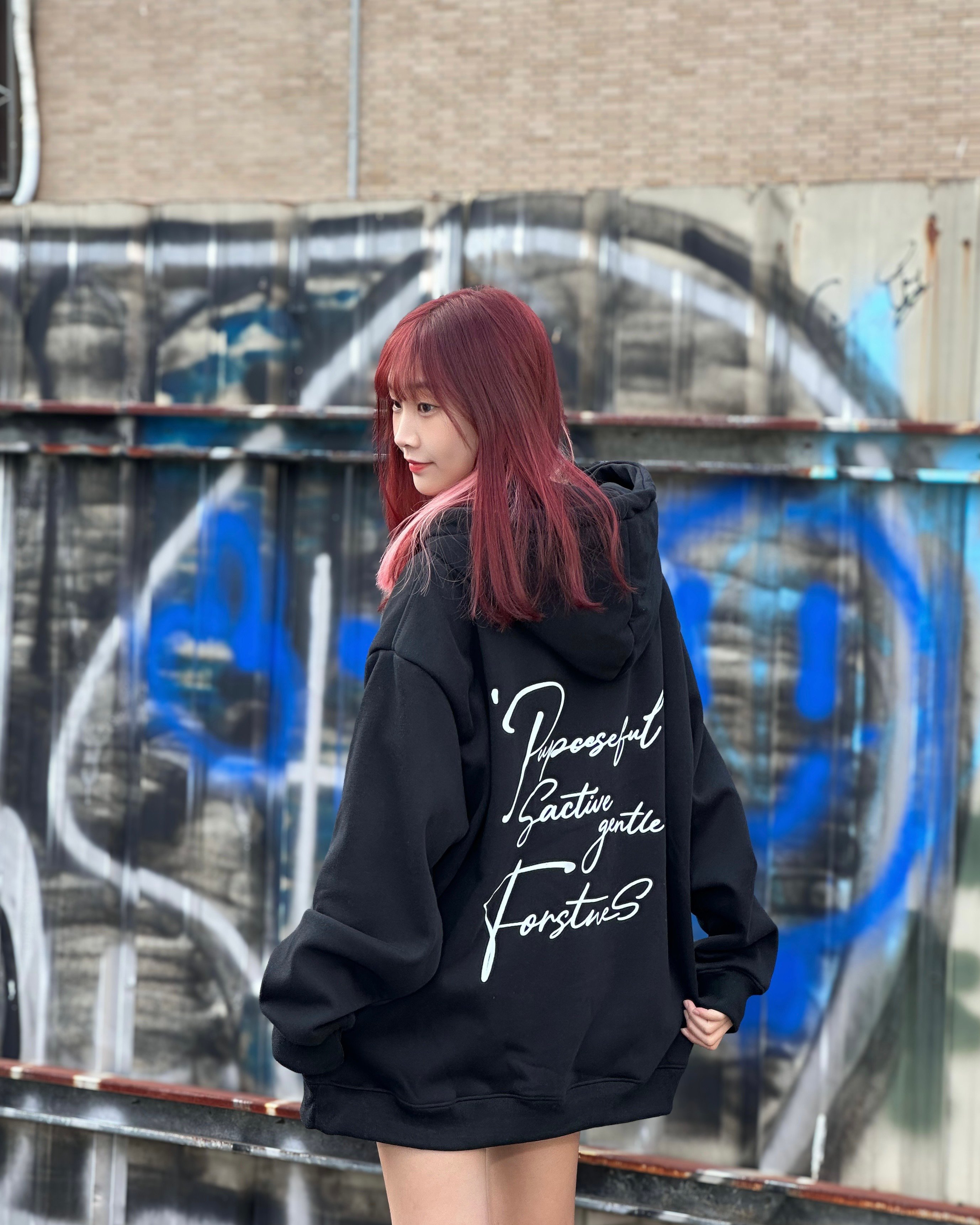 【現貨速發 簡約風必愛款】草寫筆跡牛奶絨帽T