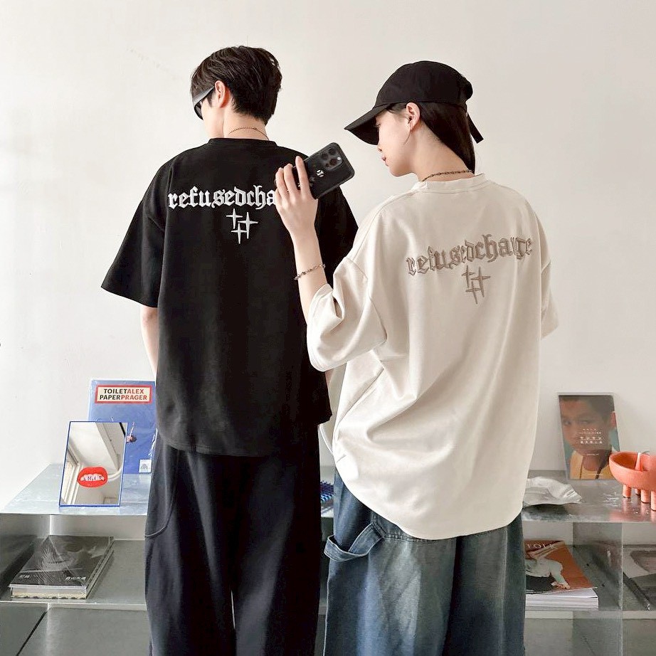 【現貨】哥德字星芒刺繡麂皮短T