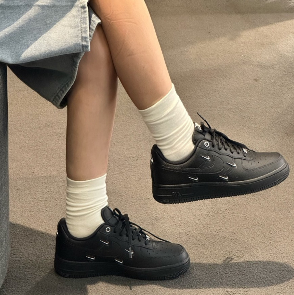【超殺黑魂上線】Nike Air Force 1 Low WMNS 黑魂四銀勾｜HQ1180-001