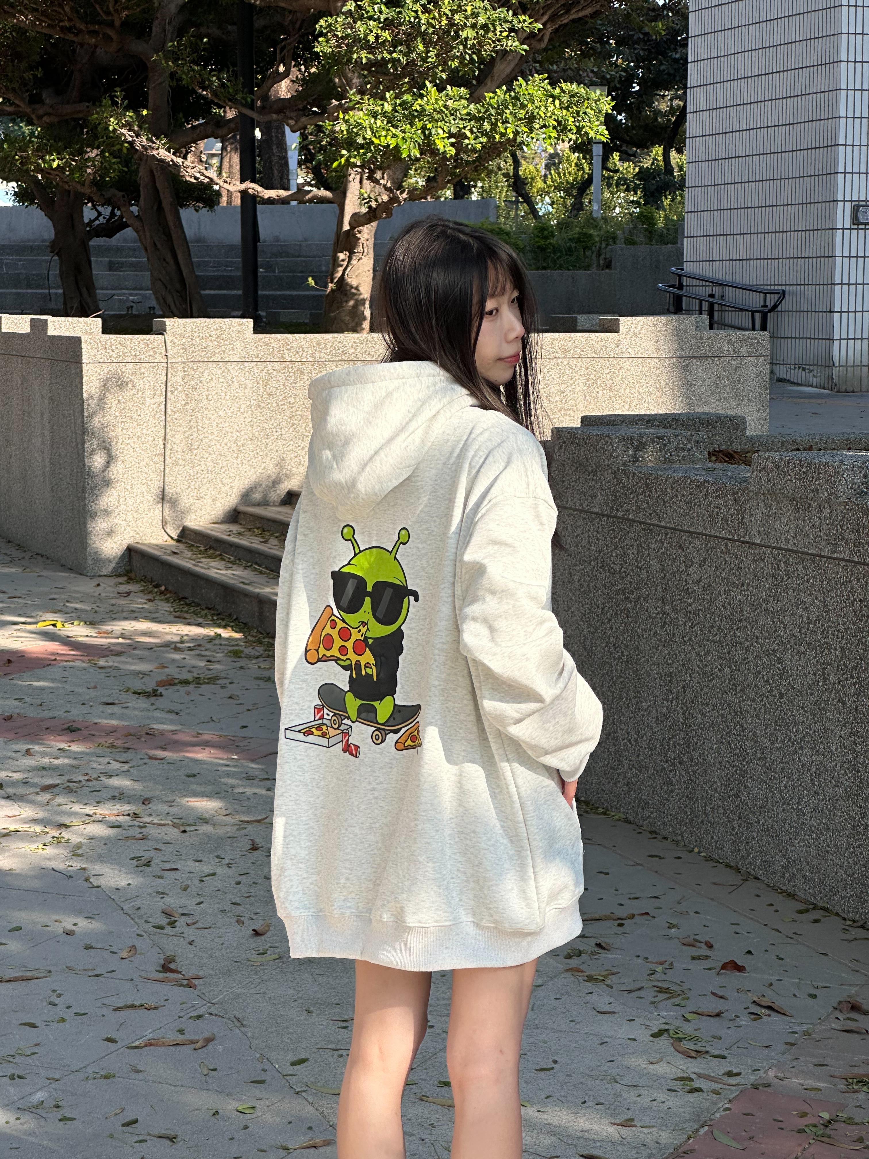 【小編大愛款現貨】酷萌外星人吃披薩牛奶絨帽T