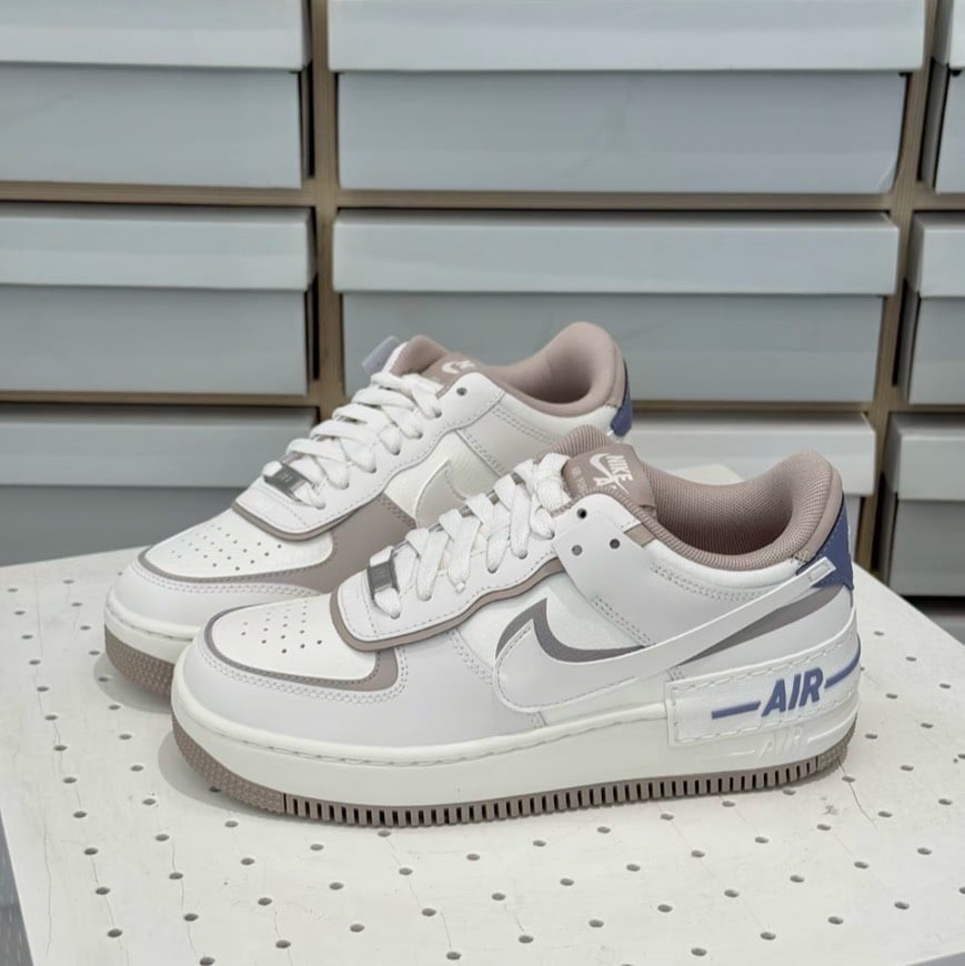 【限定新色！預購】Nike Air Force 1 shadow 霧藍拿鐵 解構 雙勾 女款｜IO7594-101