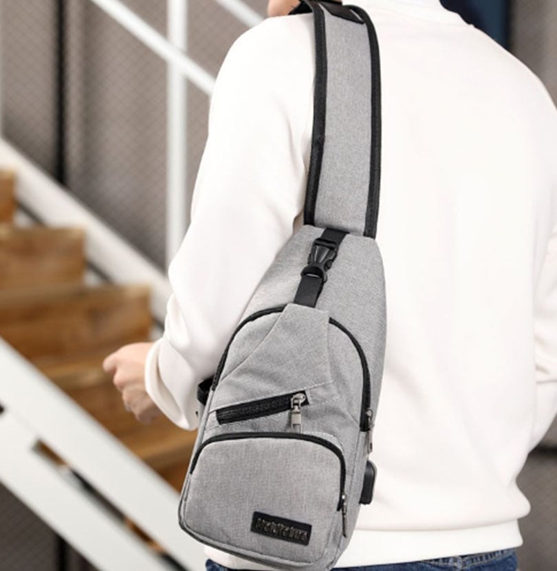 ~子甄彣璟~側背包Mei斜挎包 多功能大容量 斜背包 胸包 旅行包 防潑水 背包 錢包 單肩包 側肩包