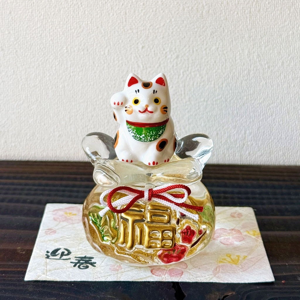 【 羊年擺飾 】招財貓與福袋（ガラス巾着 招き猫）擺飾
