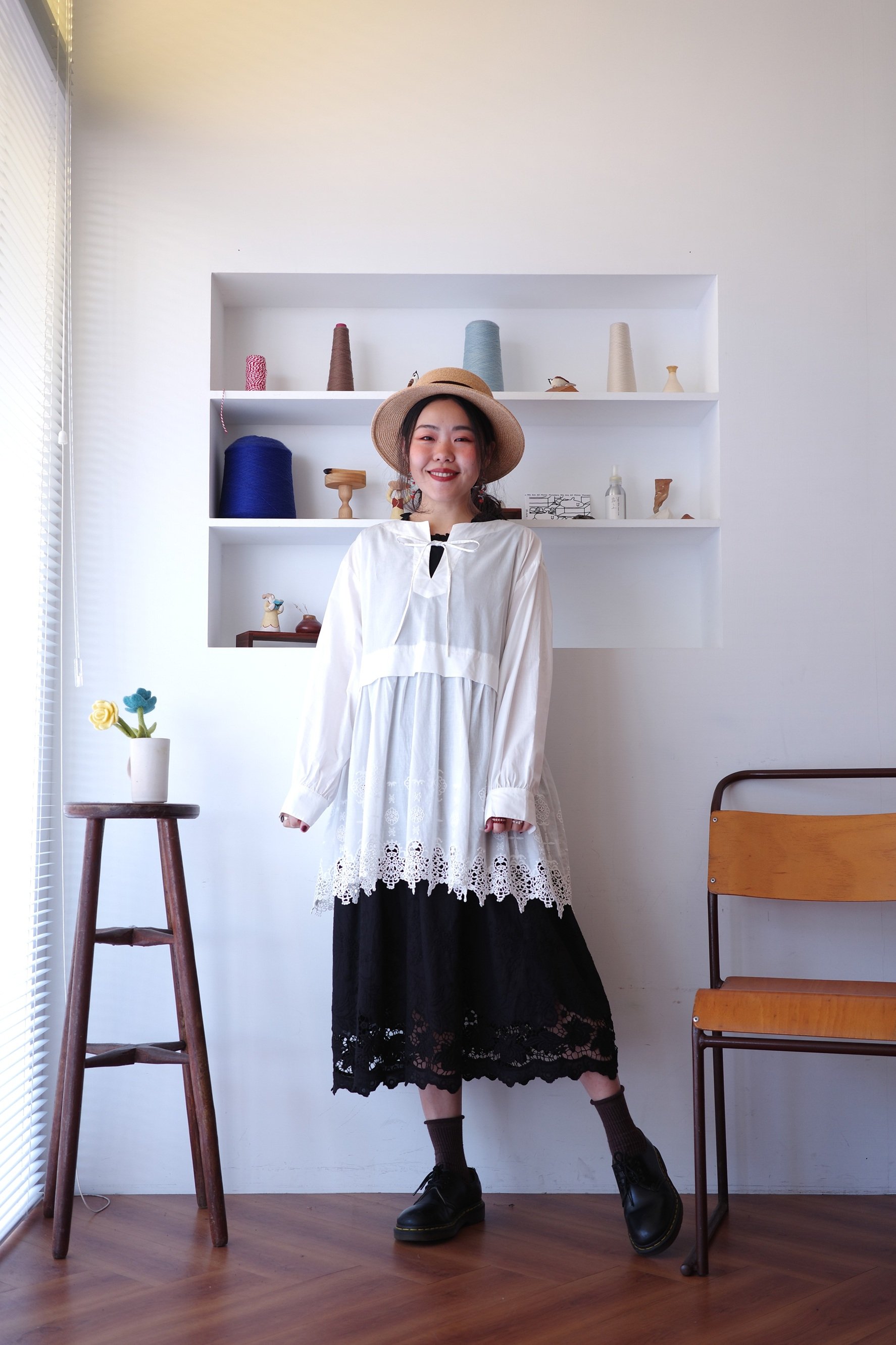 𓏭精緻花邊蕾絲拼接Ｖ領繫帶上衣