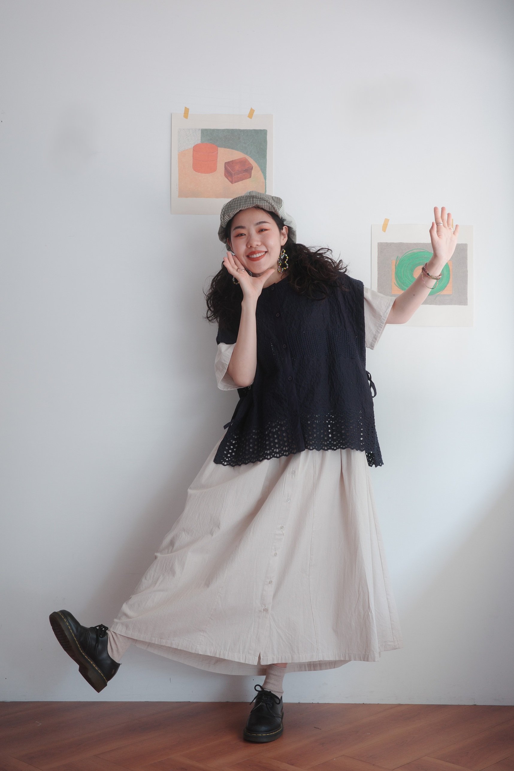 精緻鏤空花朵刺繡繫帶開扣背心