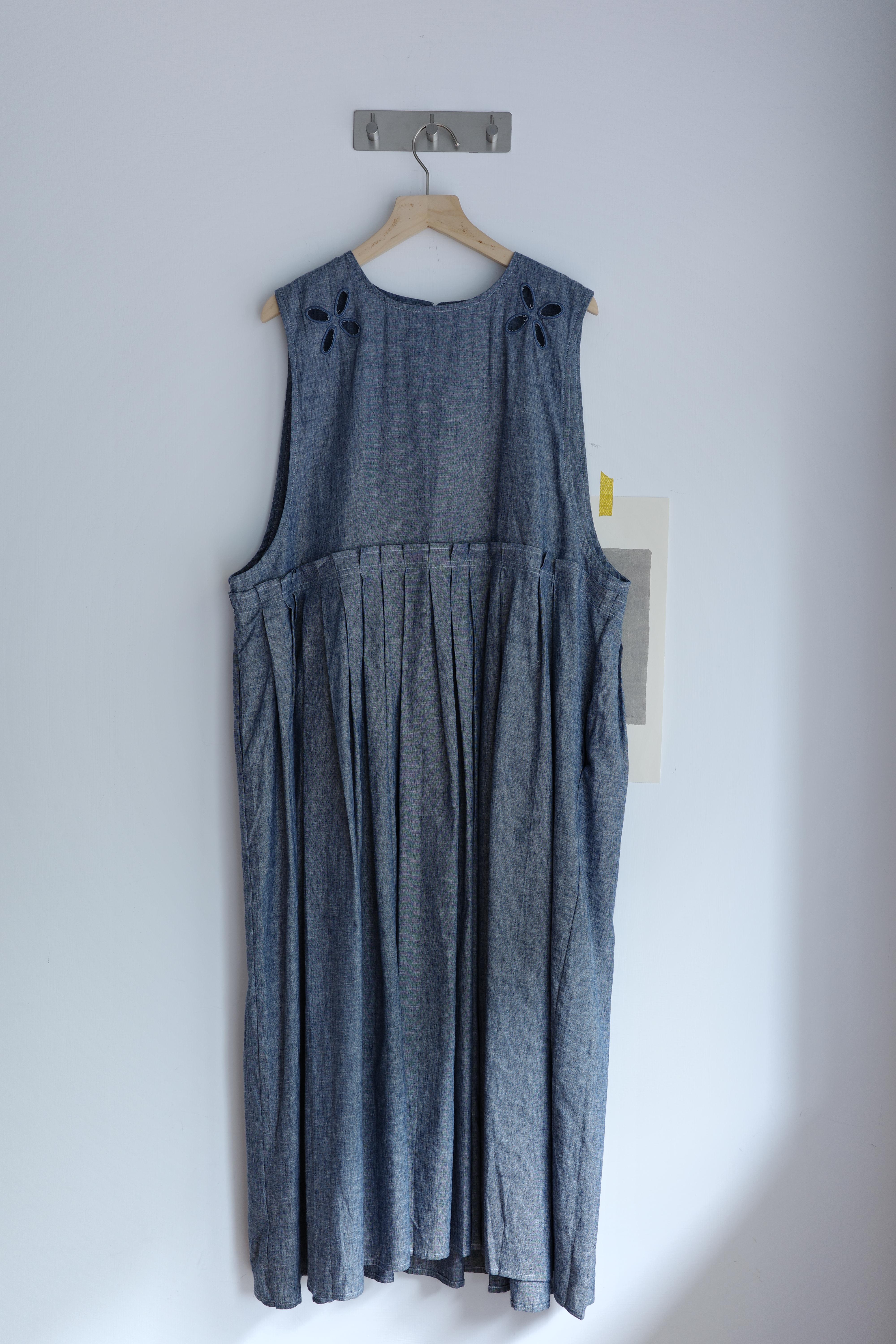 鏤空花朵百摺無袖洋裝