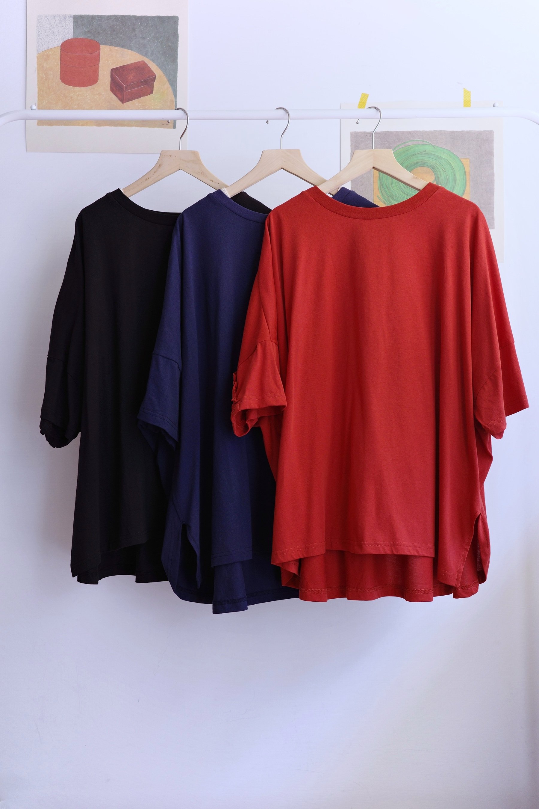 木耳邊點綴前後兩穿純色上衣