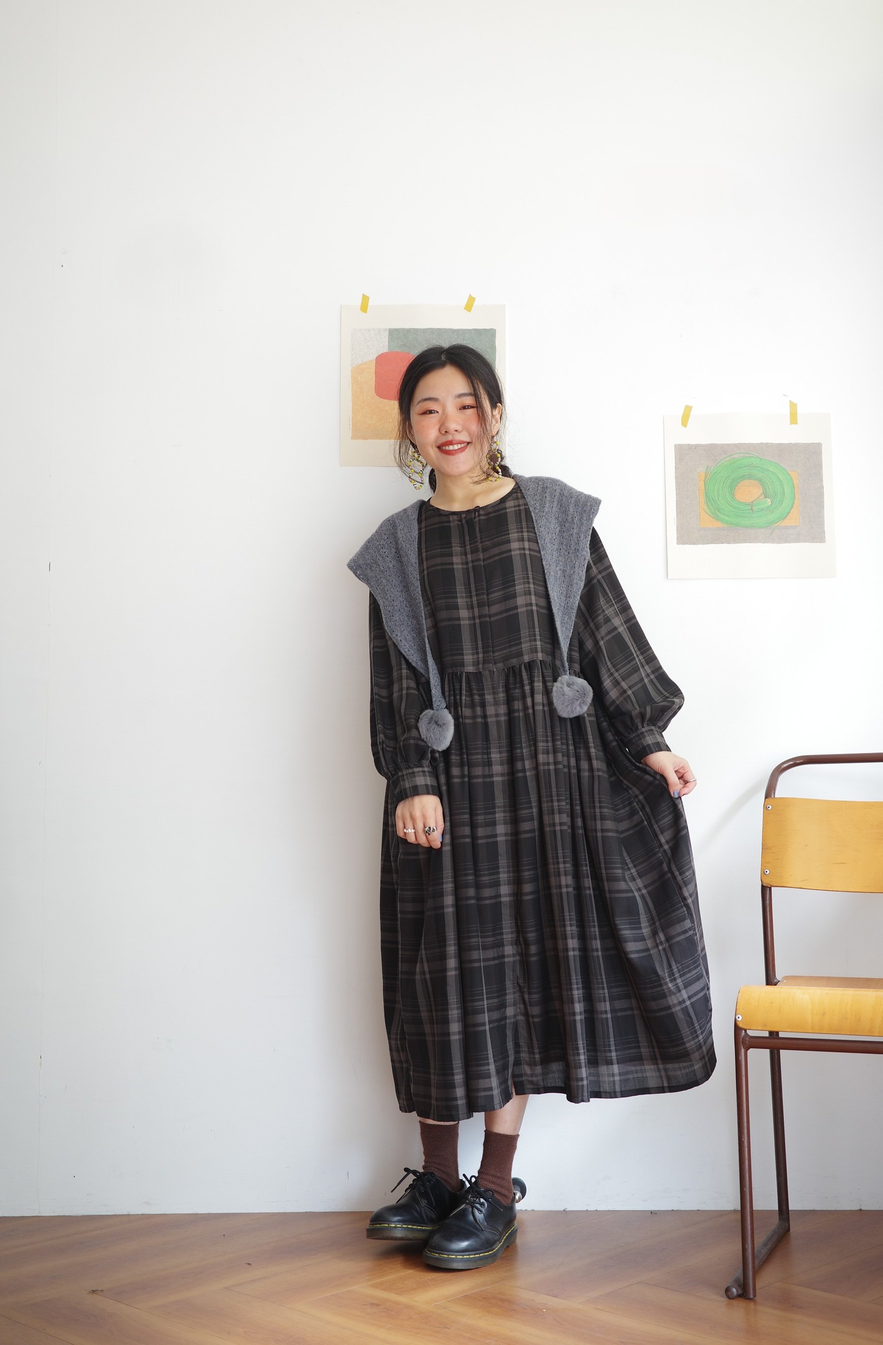 𓏭腰際抓摺格紋開襟洋裝