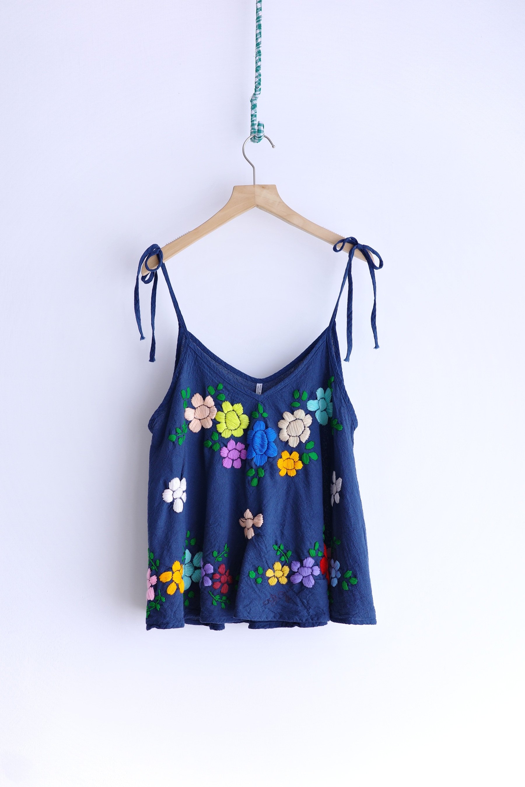 𓏭繽紛花朵刺繡繫帶背心