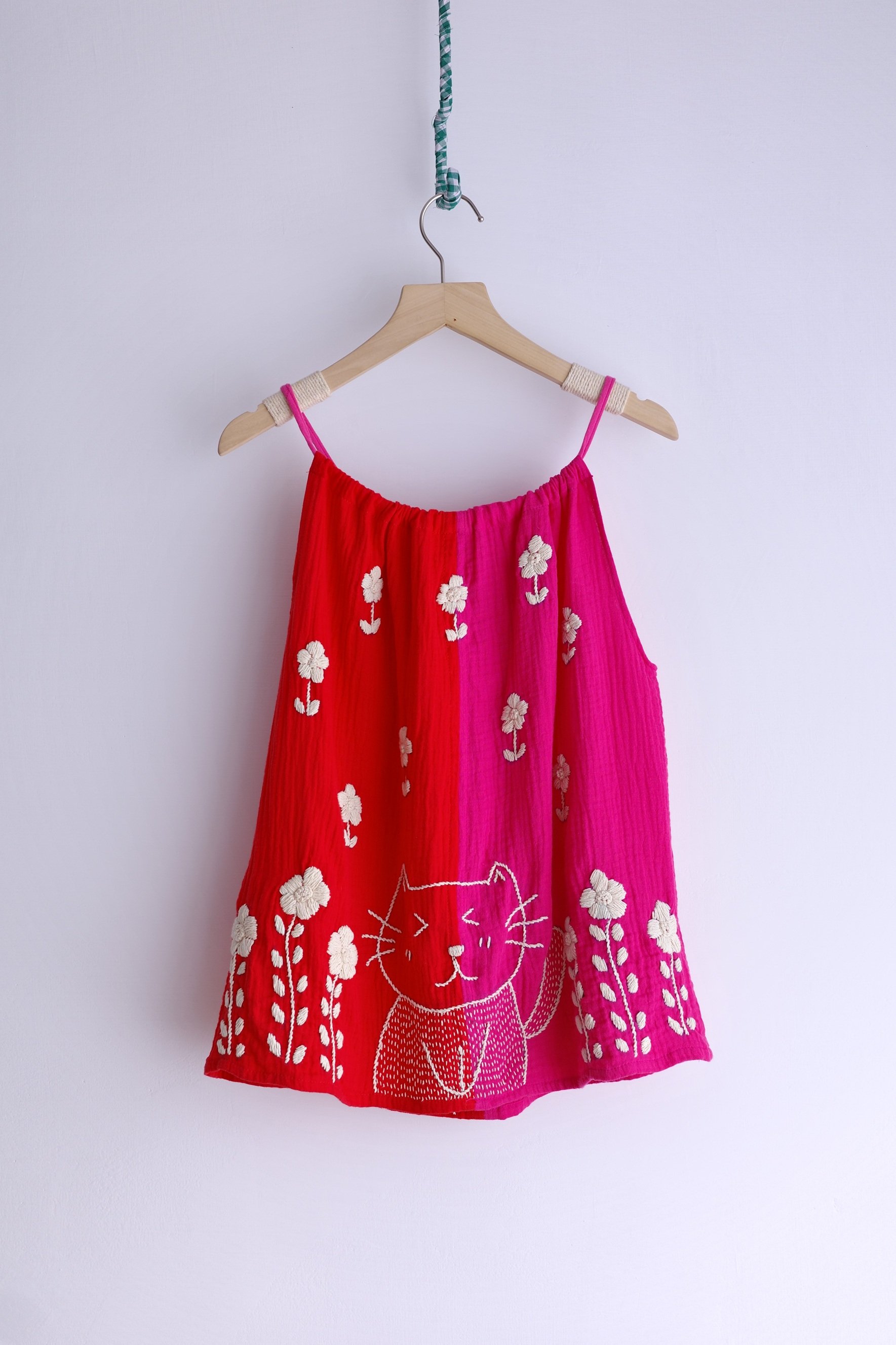 𓏭色塊拼接貓貓刺繡繫帶背心