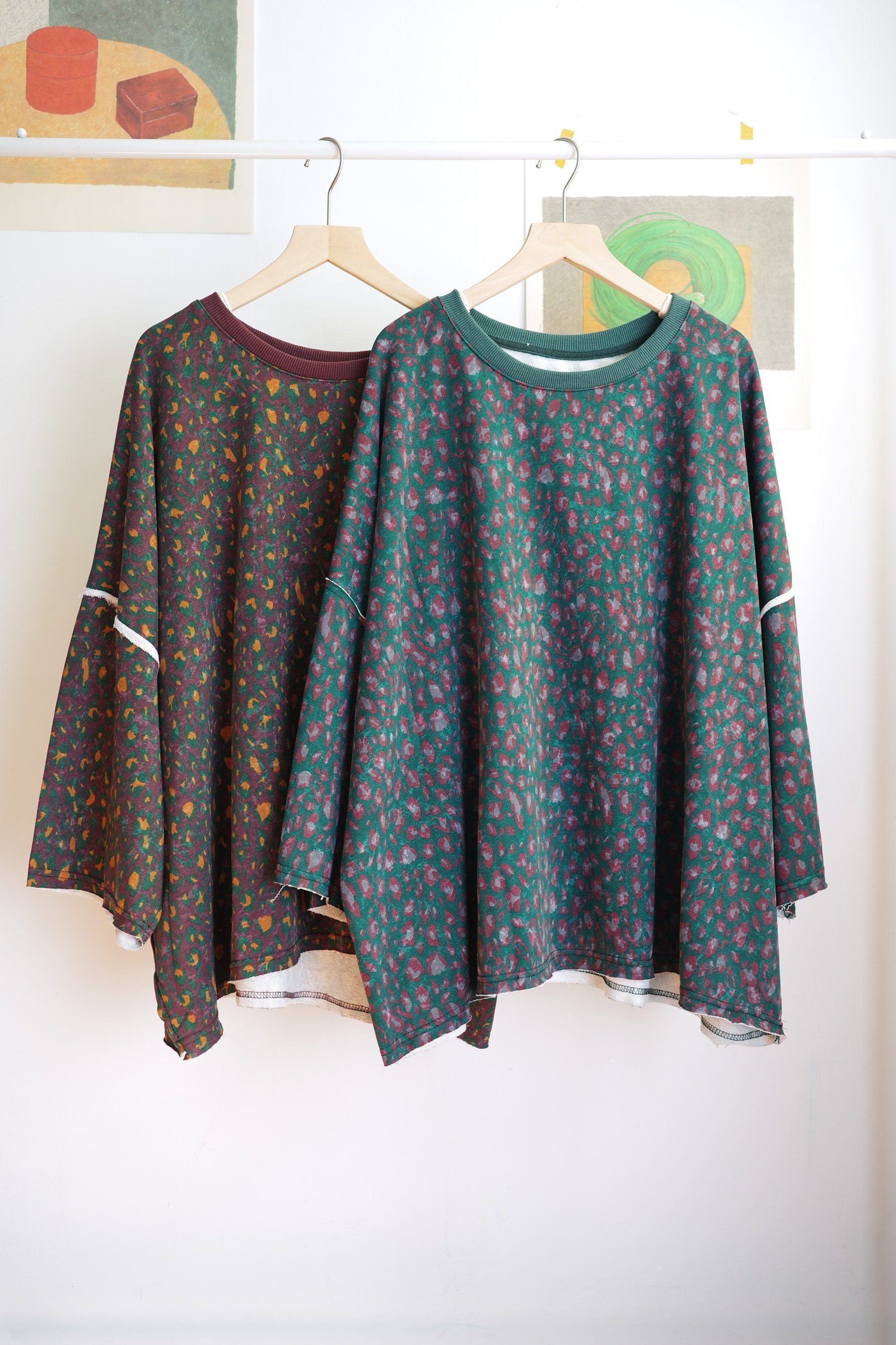 𓏭塗鴉豹紋拼接鬆身上衣