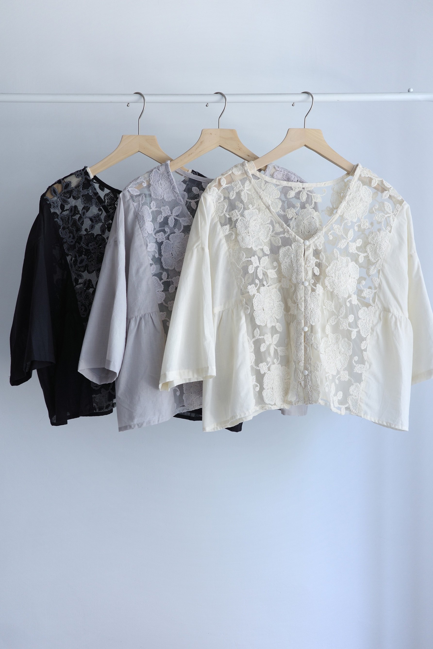 𓏭纏繞花朵刺繡Ｖ領開襟罩衫