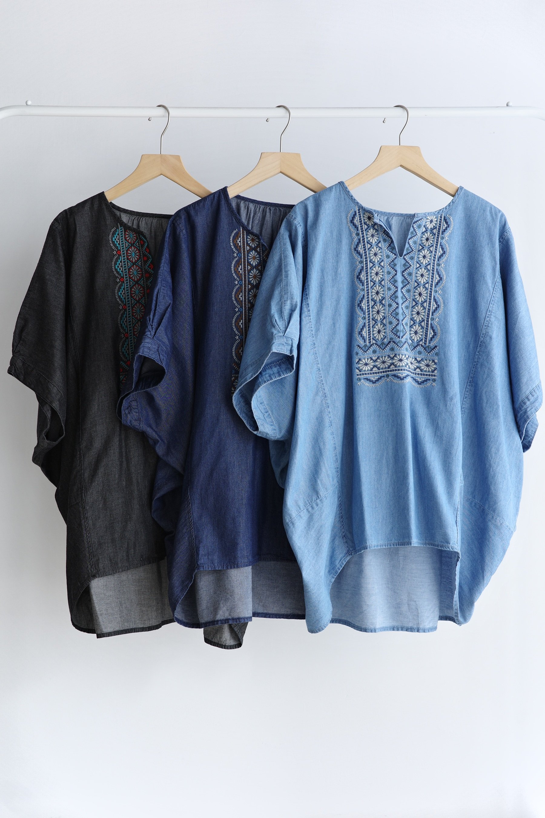 𓏭v領圖騰刺繡裁片拼接上衣
