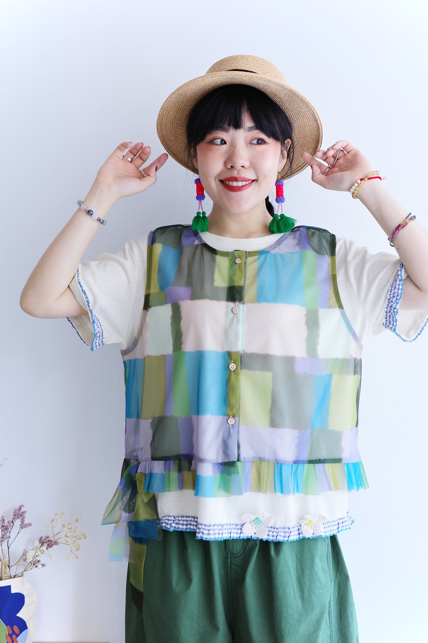 𓏭格紋花邊拼接小花片上衣