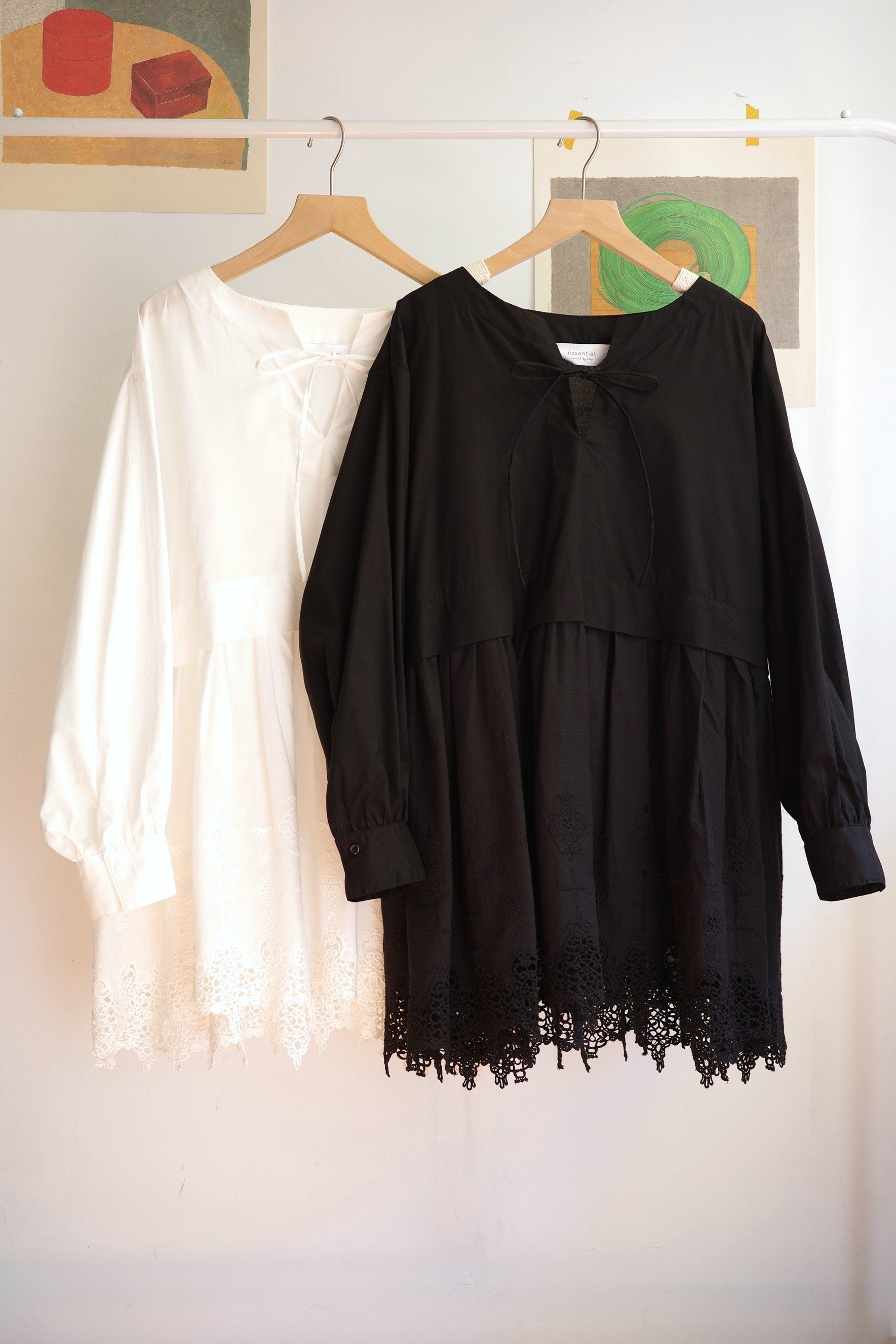 𓏭精緻花邊蕾絲拼接Ｖ領繫帶上衣