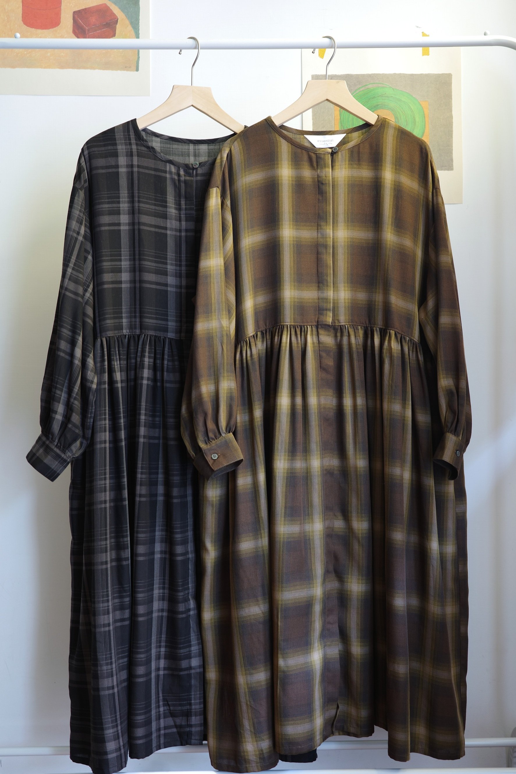 𓏭腰際抓摺格紋開襟洋裝