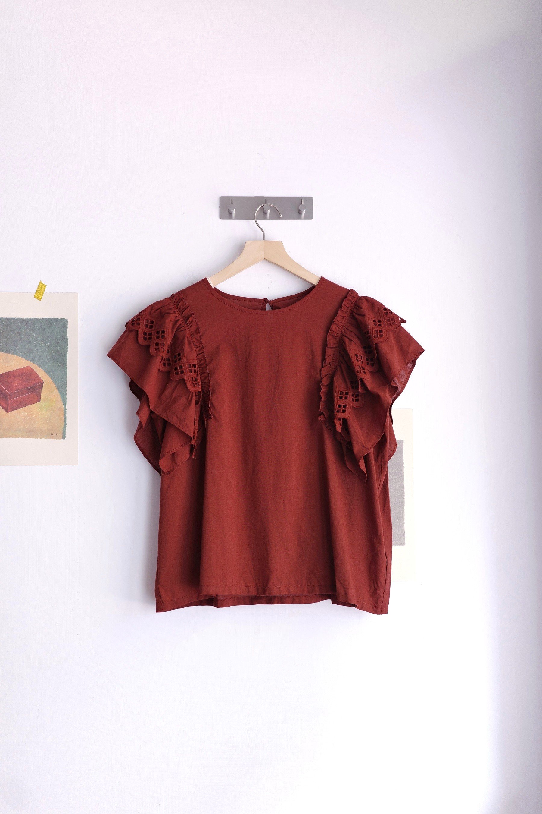 層次菱格鏤空荷葉袖上衣