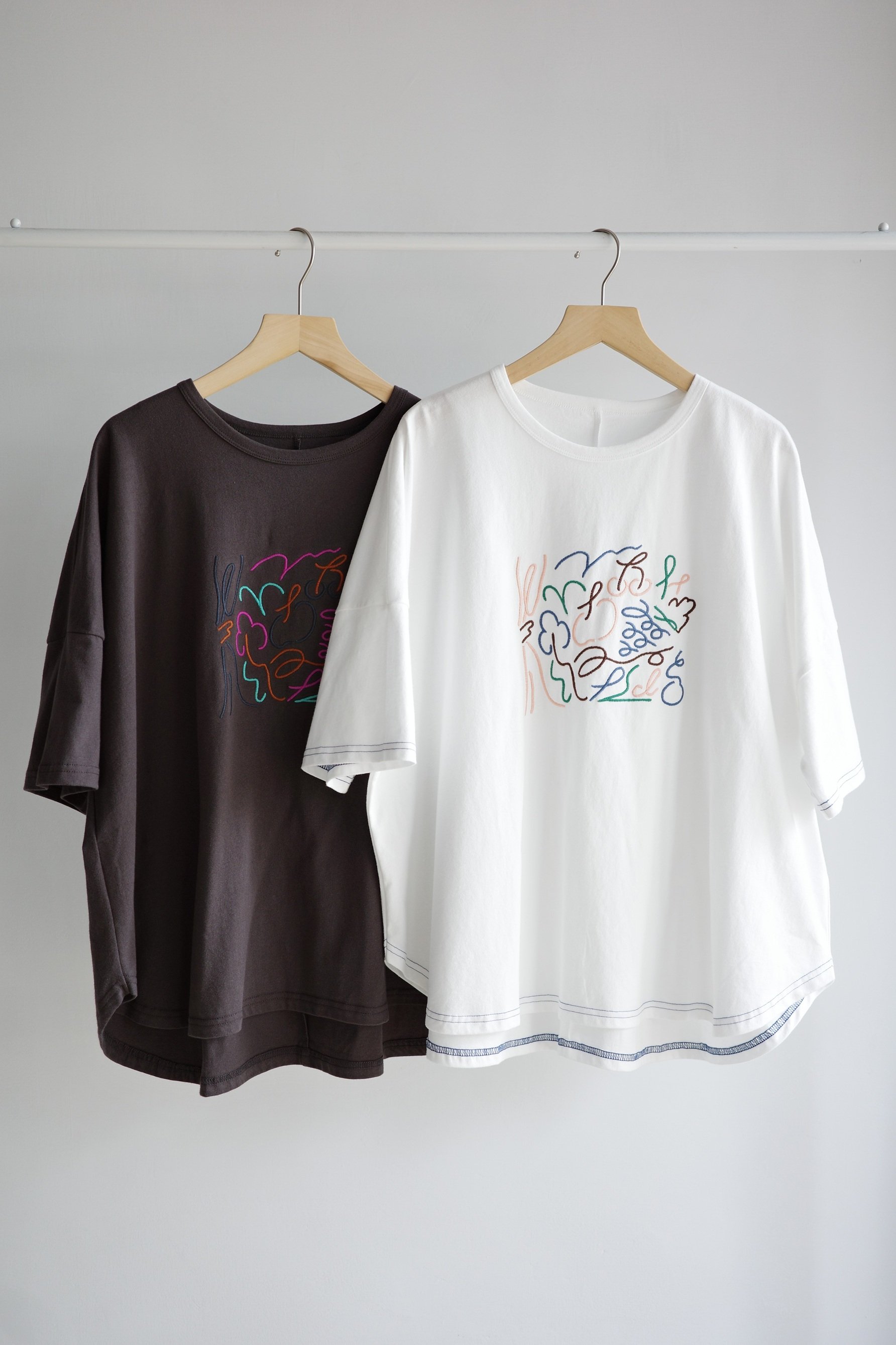 𓏭慵懶線條水果刺繡TEE