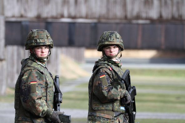 德國海軍雙胞胎女兵入伍