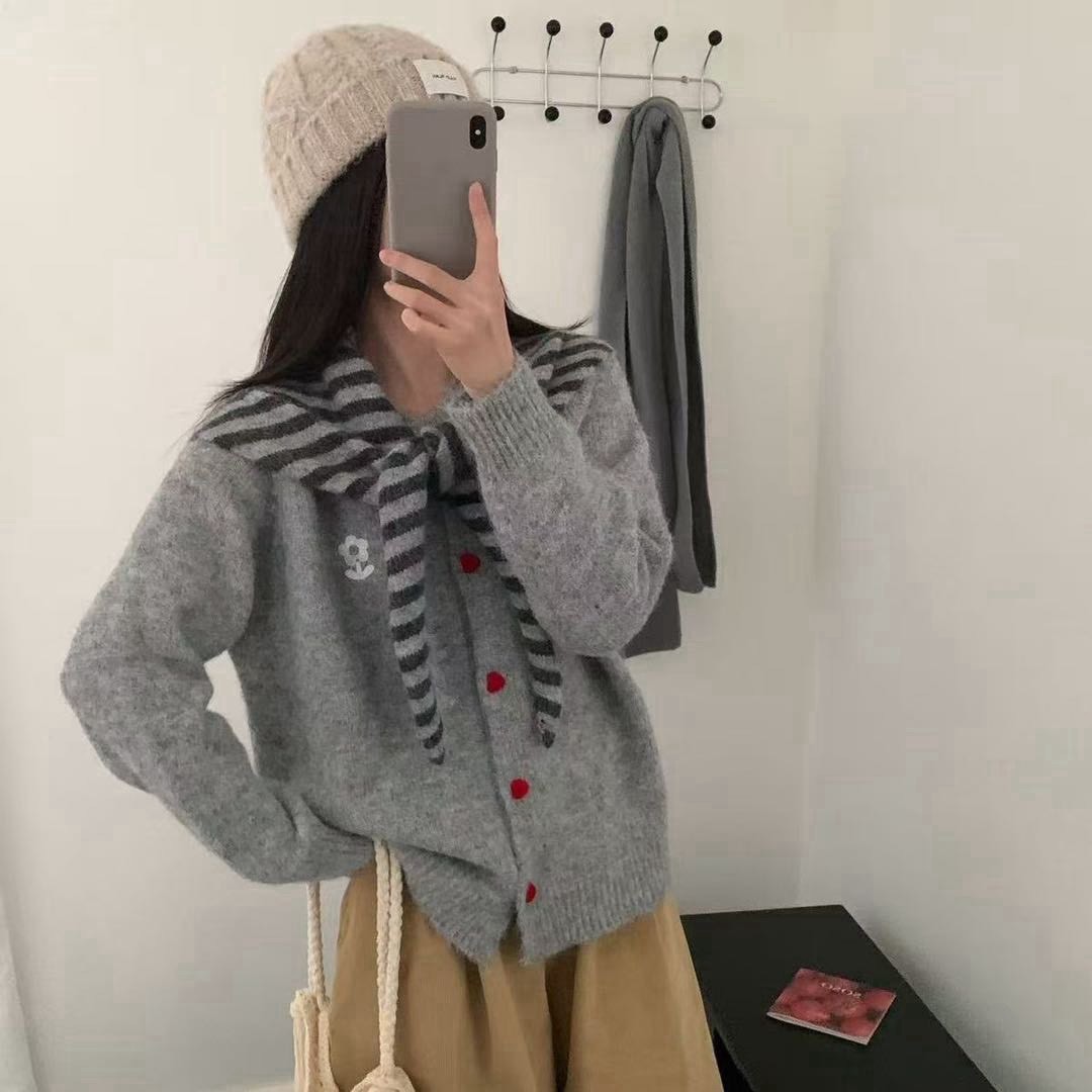 愛心釦毛衣+彩條披肩兩件套