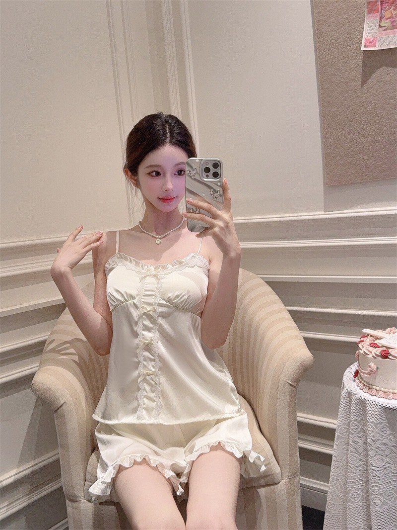 甜美冰絲緞面吊帶胸墊短褲睡衣居家兩件套 甜美冰絲緞面吊帶胸墊短褲睡衣居家兩件套