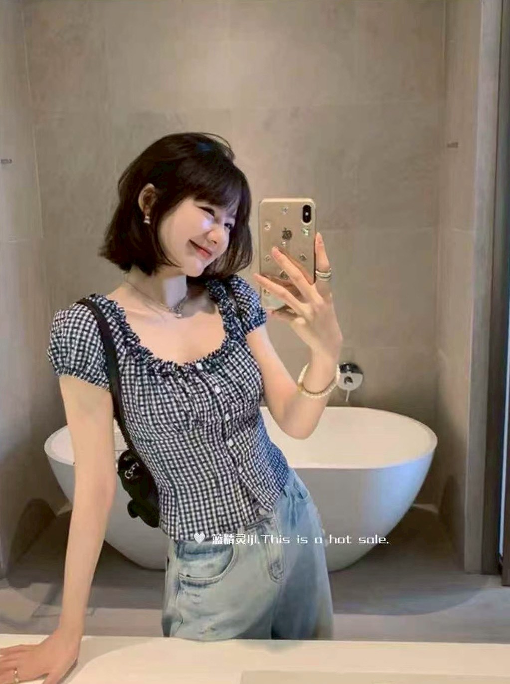 甜美小包袖一字領上衣