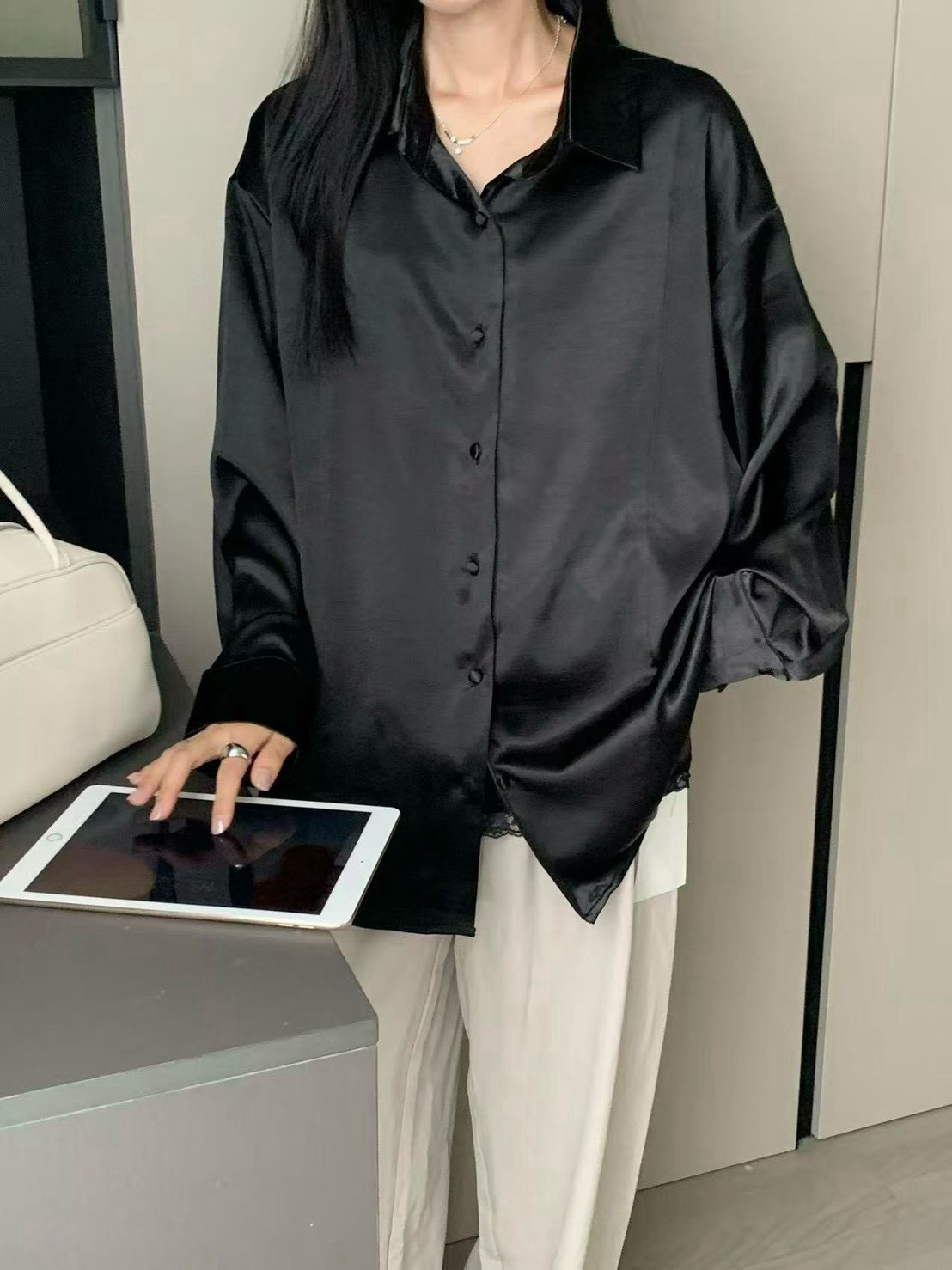 緞面光澤包釦長袖襯衫