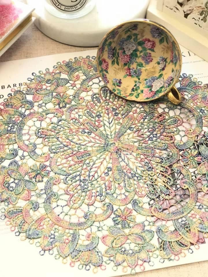 花卉蕾絲桌墊
