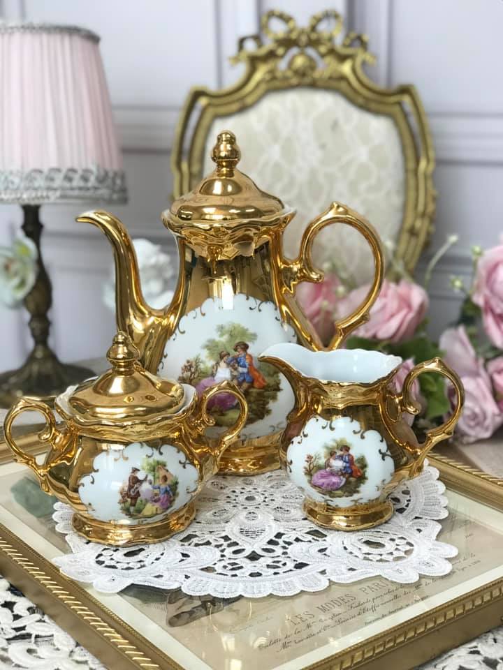 白色花形蕾絲墊