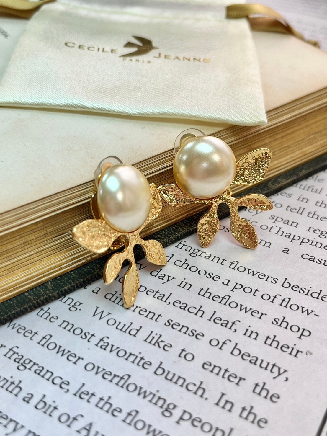 C&J 夾式大珍珠葉片耳環