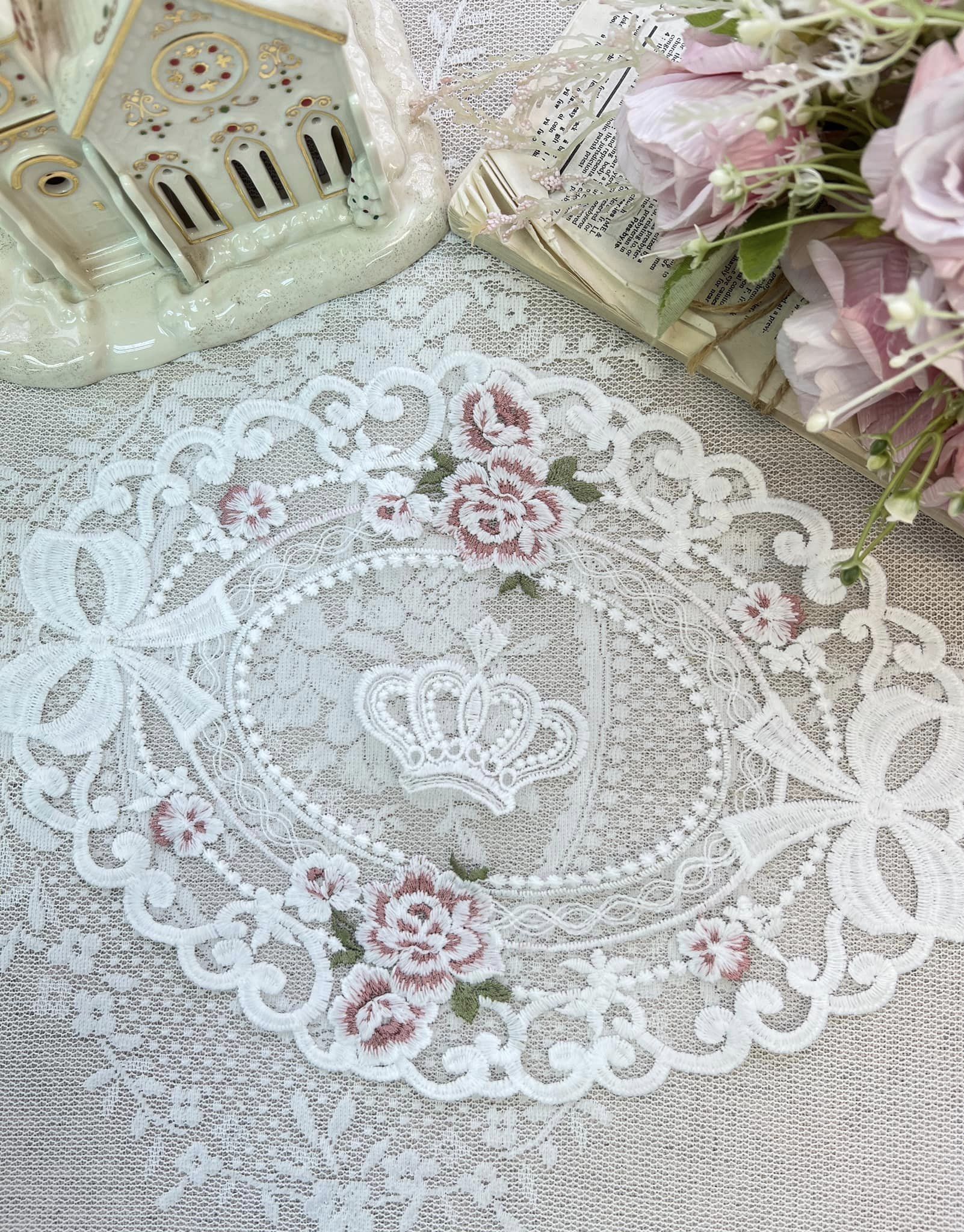 皇冠刺繡蕾絲桌墊