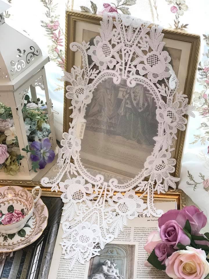 鏤空花卉蕾絲墊