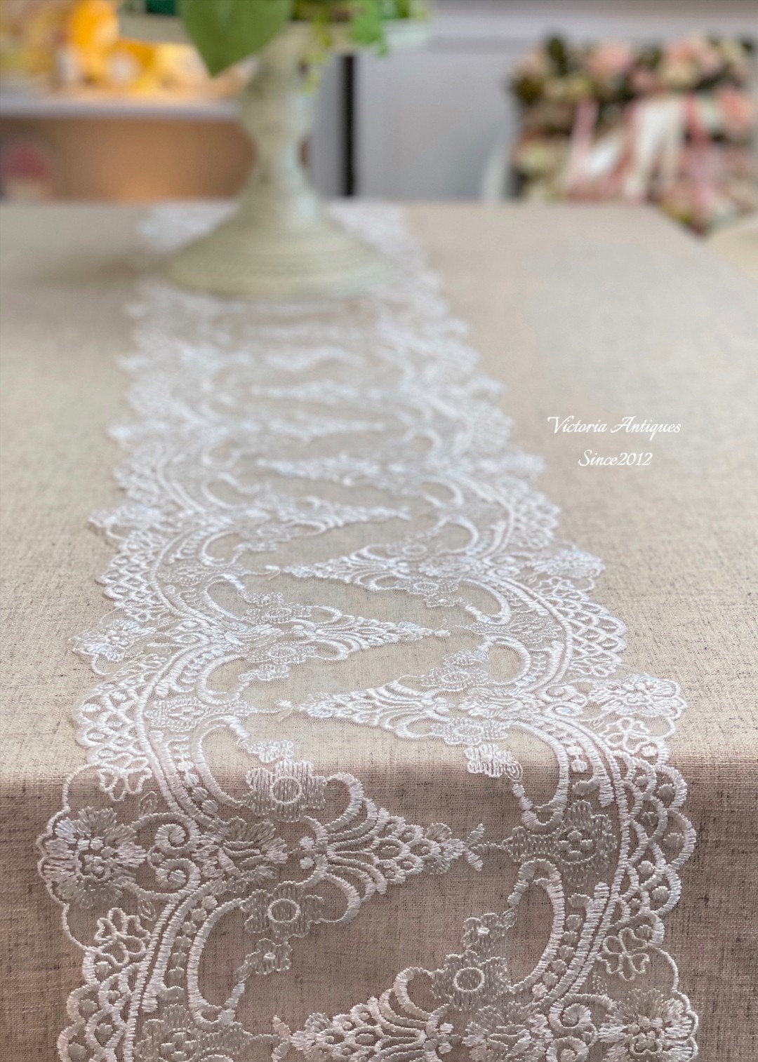 宮廷花卉純白桌旗