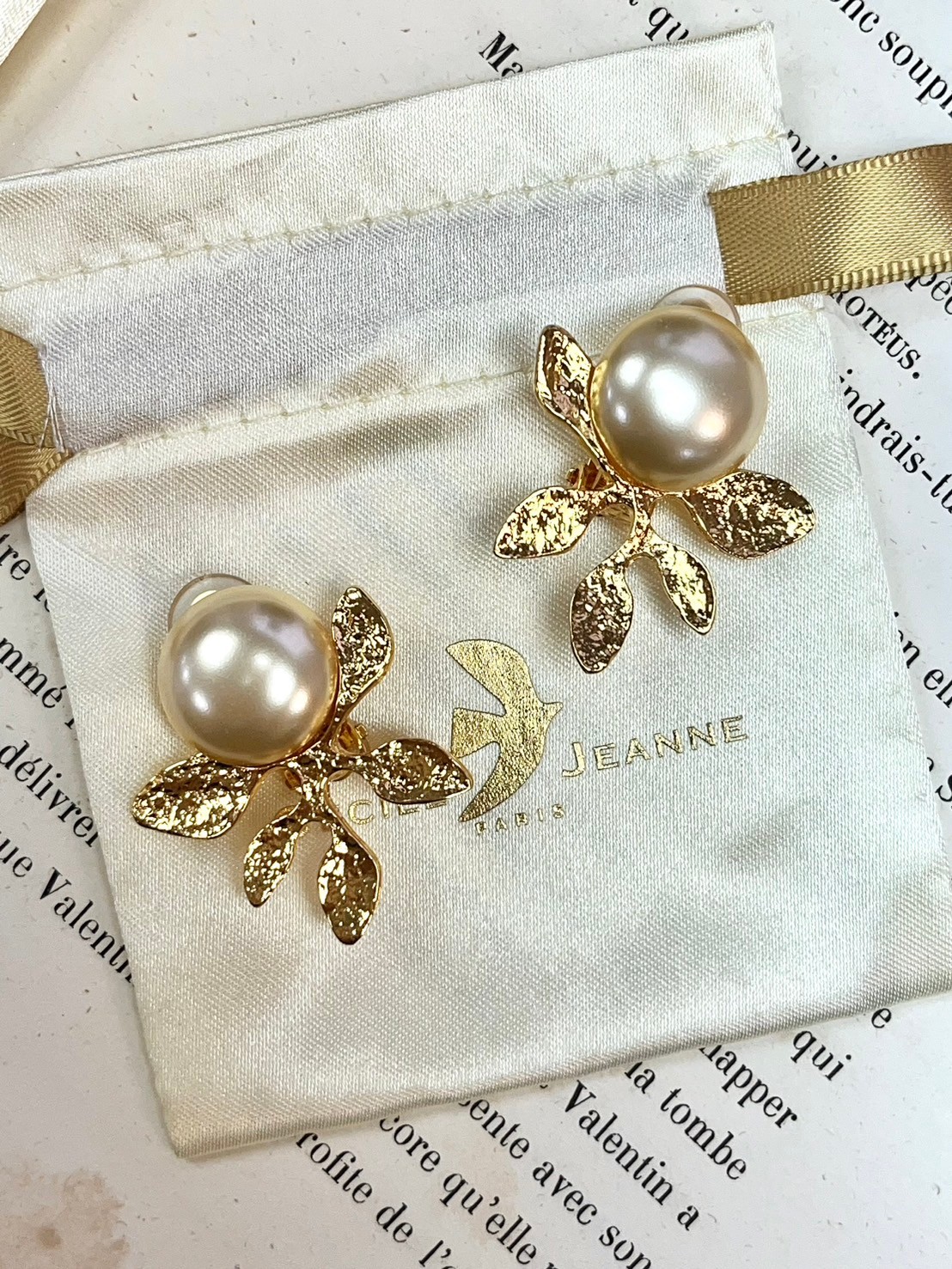 C&J 夾式大珍珠葉片耳環