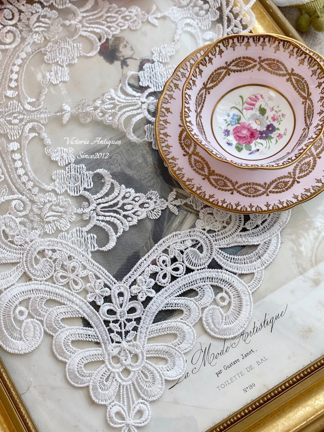 宮廷花卉純白桌旗