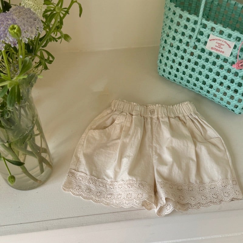 溫柔蕾絲雕花短褲