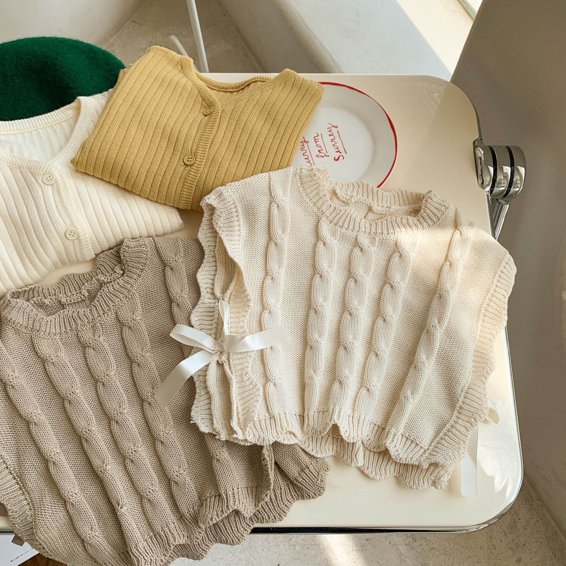 側綁帶花邊外搭背心-杏 尺寸120