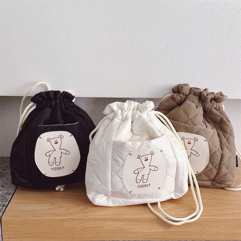 绗缝小熊抽繩包