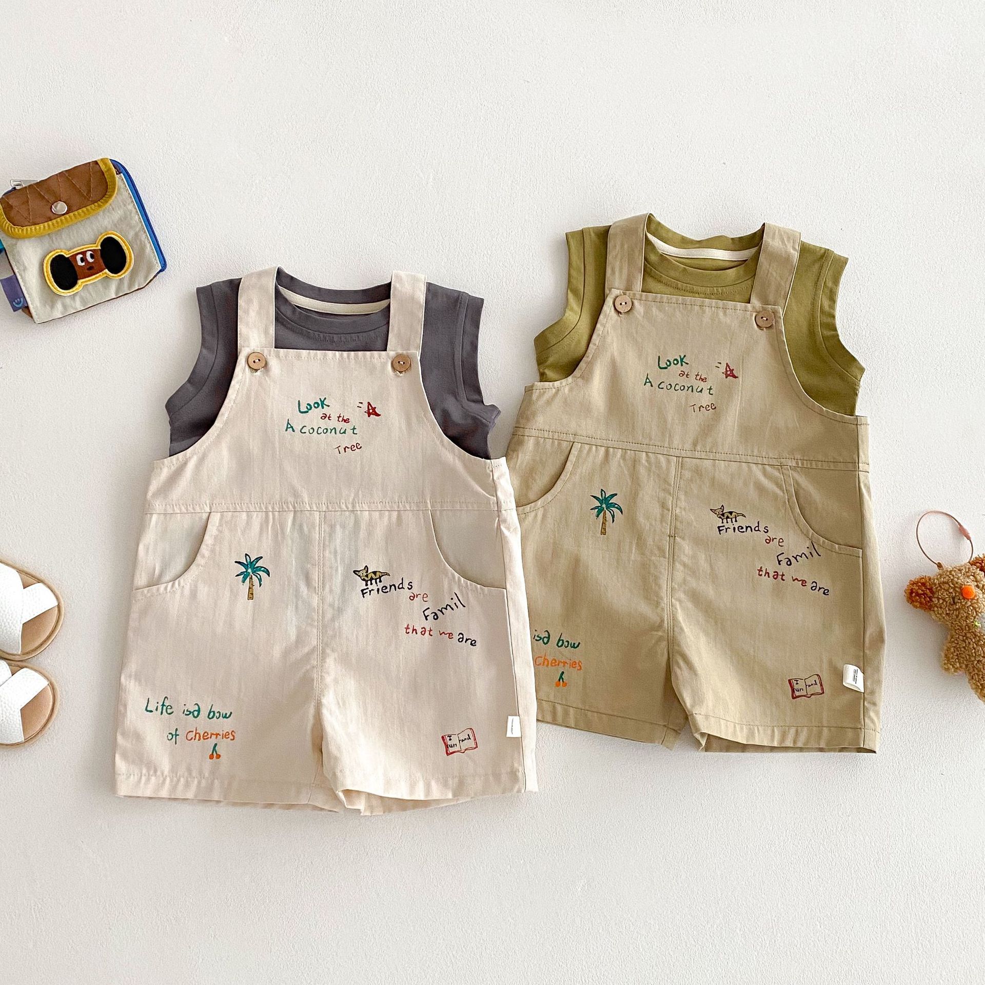 男孩塗鴉風吊帶褲