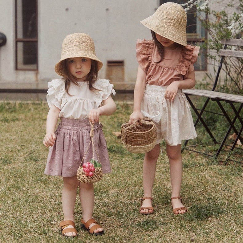 甜美蕾絲荷葉袖上衣