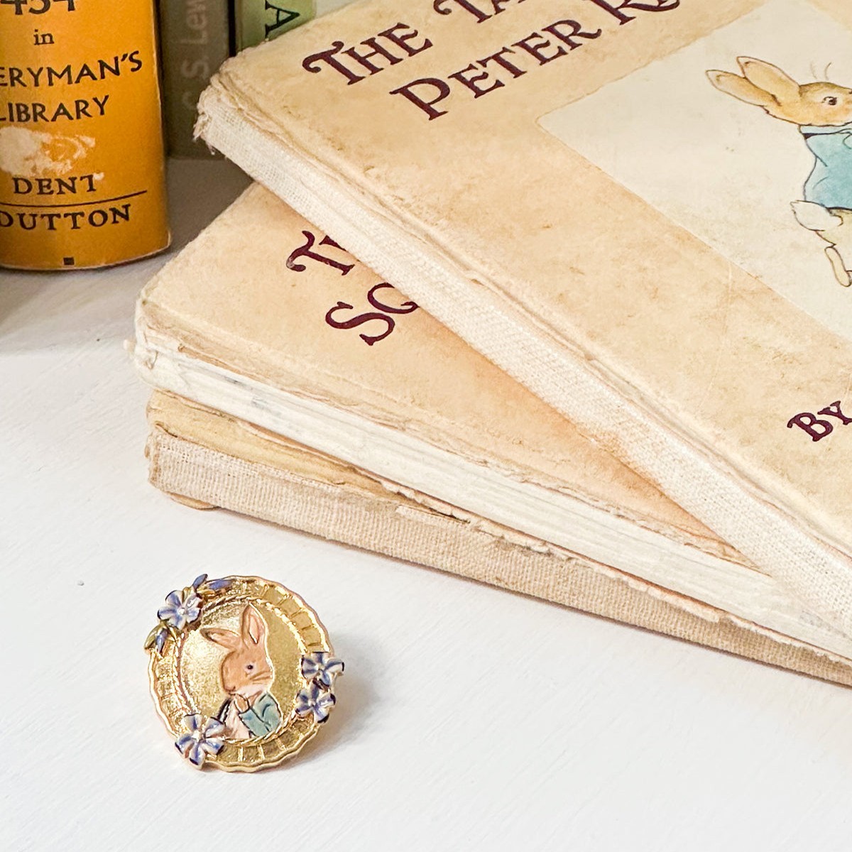 Fable England 彼得兔浮雕胸針